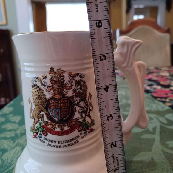 Queen Elizabeth 1977 Silver Jubilee Tankard by Prinknash Pottery England - Picture 4 of 6